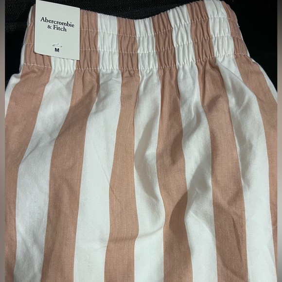 NWT Abercrombie & Fitch Striped High Rise Pull-On Short Size M - Picture 4 of 6
